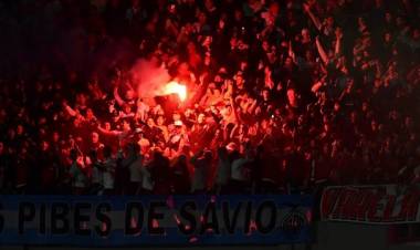 POR EL USO DE BENGALAS EN LAS TRIBUNAS LA CONMEBOL MULTÓ A RIVER