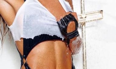 RATONEÓ A SUS FANS EMPAPADA BAJO LA DUCHA E HIZO UN ANUNCIO