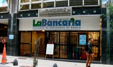 BANCARIOS ACORDARON UN AUMENTO DEL 66% Y UN BONO POR SU DÍA DE $343.000: EL SALARIO INICIAL SERÁ DE CASI $400.000
