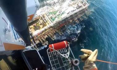 VIDEO IMPACTANTE: RESCATE DE EMERGENCIA DE TRIPULANTE DE BUQUE PESQUERO EN ALTA MAR HACIA MAR DEL PLATA