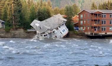 IMPACTANTE DERRUMBE DE UNA CASA SOBRE UN RÍO, EN MEDIO DE LAS INUNDACIONES EN ALASKA