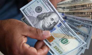 MERCADOS: EL DÓLAR OFICIAL SUBE A 365,50 PESOS TRAS LAS PASO Y AUMENTA LA TASA DE INTERÉS