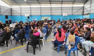 BUENOS AIRES - PARTIDO DE MAR CHIQUITA: PAREDI Y WALTER WINI SE REUNIERON CON LOS VECINOS POR LAS VIVIENDAS EN PIRÁN