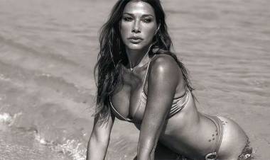 A LOS CASI 60 AÑOS POSÓ ULTRA SENSUAL EN TRAJE DE BAÑO