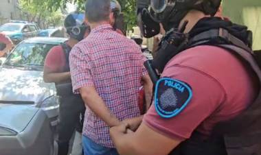 DETUVIERON AL HOMBRE QUE LE LANZÓ UNA BOTELLA A MILEI