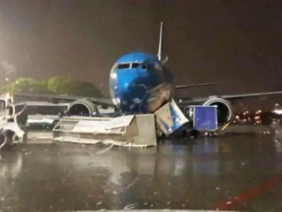 AEROPARQUE: SE MOVIERON AVIONES Y ESCALERAS POR EL TEMPORAL