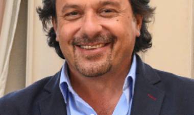 LA FACETA DE GUSTAVO SÁENZ COMO CANTANTE