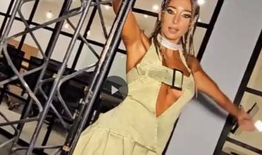 “LISTA PA’ MATAR”, EXPRESÓ SOL PÉREZ LUCIENDO AUDAZ VESTIDO EN UN VIDEO