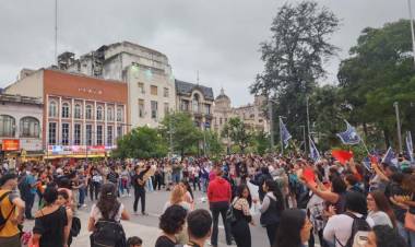 CACEROLAZO Y MARCHA EN TUCUMÁN CONTRA EL DECRETAZO DE MILEI