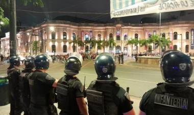 DENUNCIAN REPRESIÓN POLICIAL EN LA PROTESTA CONTRA MILEI EN CÓRDOBA: CINCO DETENIDOS