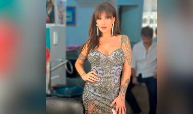 TRASLUCIDO Y CON BRILLOS, ASÍ FUE EL VESTIDO CON EL QUE FAMOSA LUCIÓ SUS CURVAS