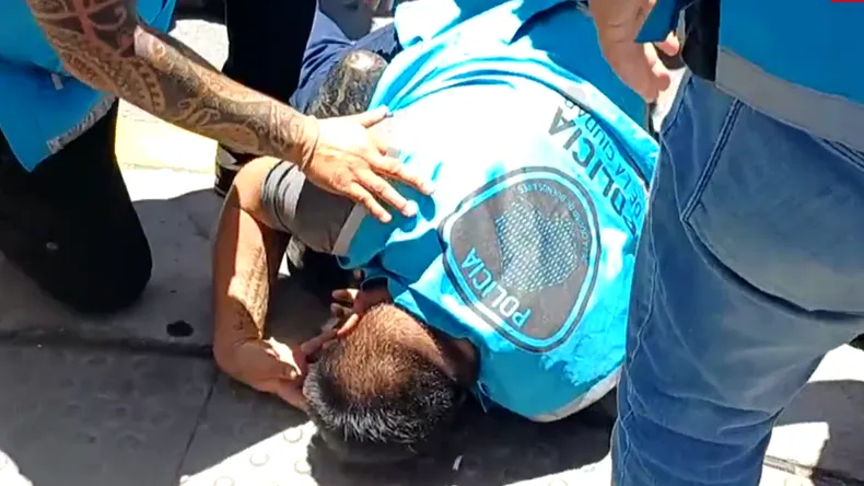 UN COLECTIVO ATROPELLÓ A UN POLICÍA DE LA CIUDAD DE BUENOS AIRES DURANTE LA MARCHA DE LA CGT