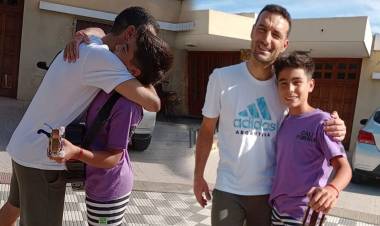 UN NENE DE 15 AÑOS LE PIDIÓ PERMISO A SCALONI PARA CANTARLE EN LA PUERTA DE SU CASA EN PUJATO, LA CHACARERA “EL OLVIDAO”