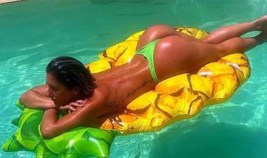 POSÓ DE ESPALDAS DESDE TRES ÁNGULOS DISTINTOS Y SIN CORPIÑO