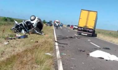 CORRIENTES: CINCO PERSONAS MURIERON TRAS UN CHOQUE FRONTAL ENTRE AUTO Y CAMIÓN EN RUTA 14