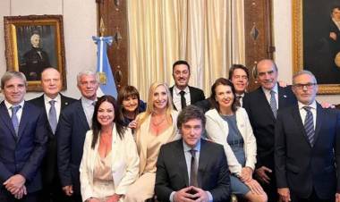 ERA UN INCREMENTO DEL 48%: MILEI DIO VUELTA ATRÁS, NO SUBIRÁ SU SUELDO Y EL DE SU GABINETE