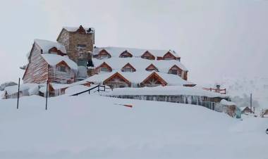 CASI DOS MESES ANTES, LLEGÓ LA NIEVE A BARILOCHE: HAY COMPLICACIONES EN LOS PASOS FRONTERIZOS Y RUTAS