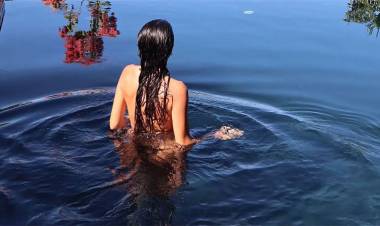 SIGUE ACAPARANDO LA ATENCIÓN CON SUS POSTALES VERANIEGAS EN PLENO OTOÑO