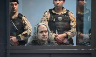 EL ASESINO MÚLTIPLE DE CÓRDOBA, JUZGAN A “LA HIENA HUMANA”: PRESENCIA EL JUICIO ENCERRADO EN CABINA DE VIDRIO