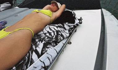 MARCA TENDENCIA, COMBINÓ UNA MICROBIKINI NEÓN CON UN PANTALÓN DE RED