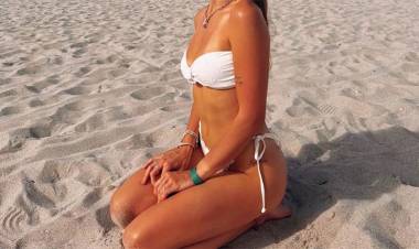 DESDE LAS PLAYAS DE MIAMI, PERIODISTA LUCIÓ SU SONRISA CON MICROBIKINI BLANCA