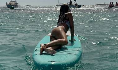 DE COLECCIÓN: CON DISTINTOS TRAJES DE BAÑO DESLUMBRÓ DESDE IBIZA