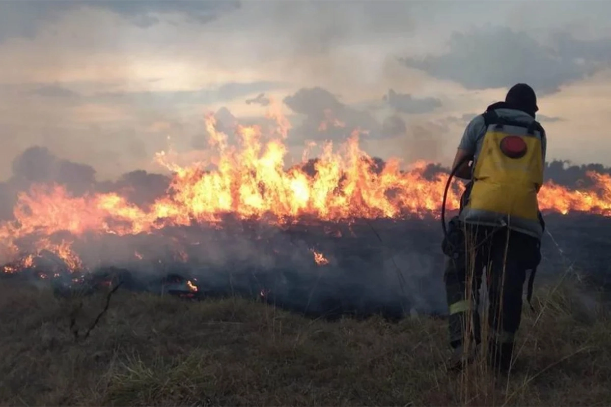 ENVÍAN ASISTENCIA PARA COMBATIR LOS INCENDIOS EN TUCUMÁN, LA RIOJA Y CORRIENTES