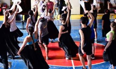 SUEÑOS Y EMOCIONES COMPARTIDAS DE LOS ARTISTAS SANLUISEÑOS QUE ENSAYAN PARA COSQUÍN