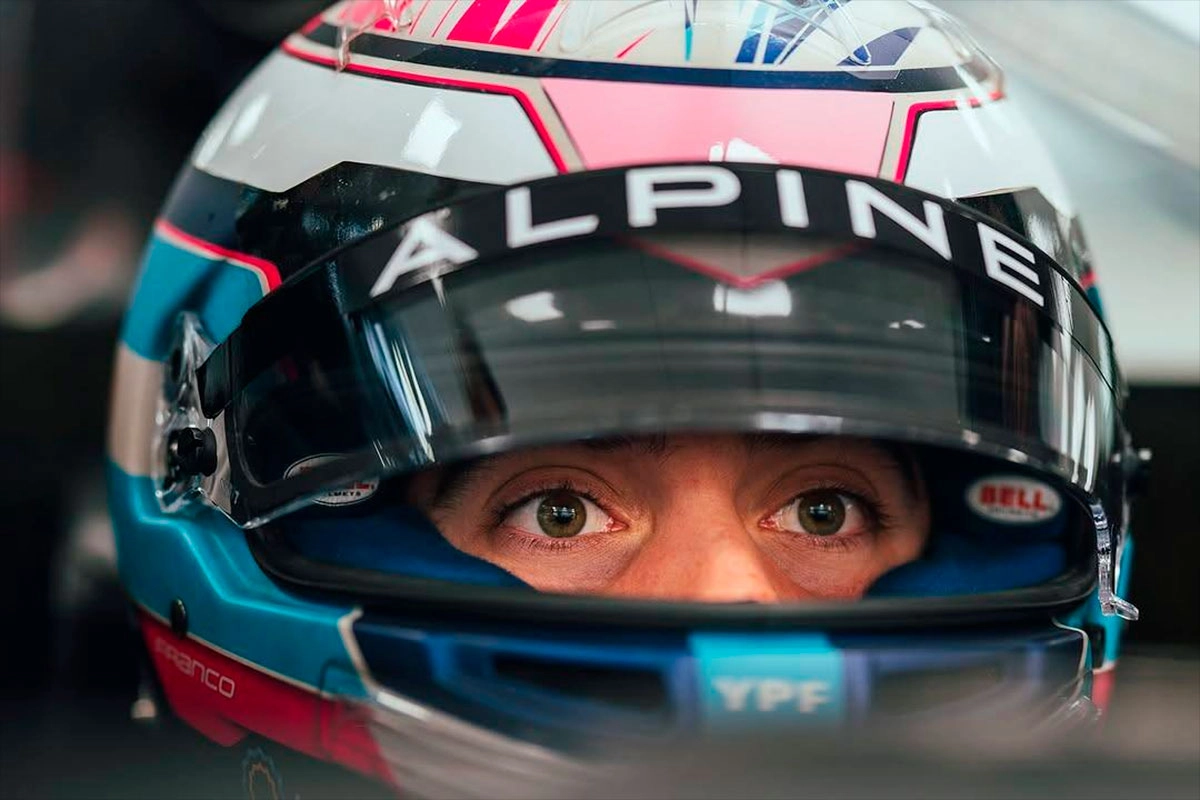 PRIMERAS FOTOS Y VIDEO DE FRANCO COLAPINTO VESTIDO CON EL BUZO ANTIFLAMA Y EL CASCO DE ALPINE