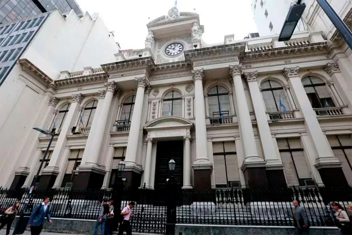 EL BANCO CENTRAL REDUJO LA TASA DE INTERÉS DE 32%. A 29%.