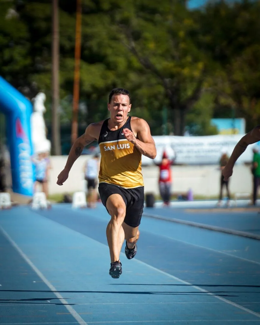 EL VILLAMERCEDINO TOMÁS VILLEGAS VOLÓ EN EL ARGENTINO Y HACE HISTORIA: 10.21 EN LOS 100 METROS