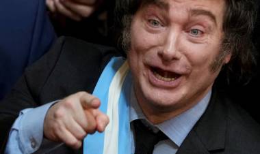 ENCUESTA: PARA DOS CONSULTORAS INTERNACIONALES, CRECE EL RECHAZO A MILEI Y LA CORRUPCIÓN TREPA COMO PROBLEMA