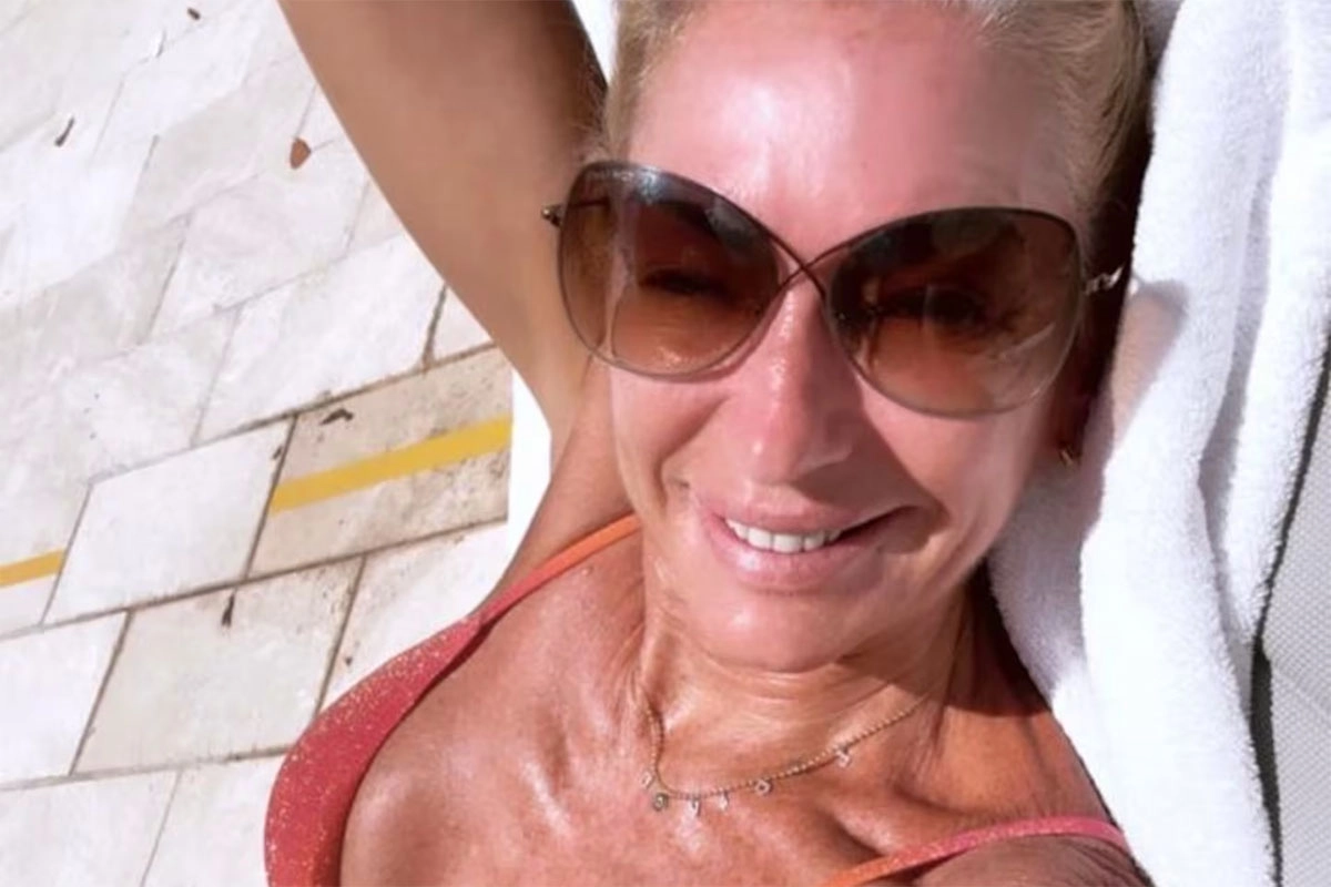 YANINA LATORRE DESLUMBRA CON MICROBIKINI ROSA Y NARANJA EN MIAMI