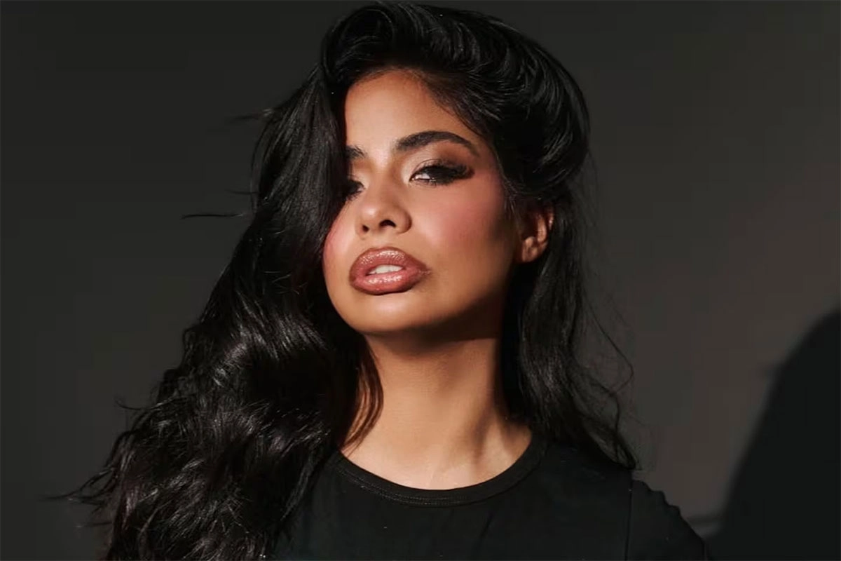 DANIELA CELIS IMPACTÓ CON BUCANERAS NEGRAS Y SU LEMA “LATINA FOREVA”