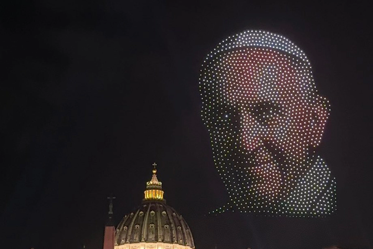 EL ROSTRO DEL PAPA FRANCISCO ILUMINÓ EL CIELO DEL VATICANO CON DRONES