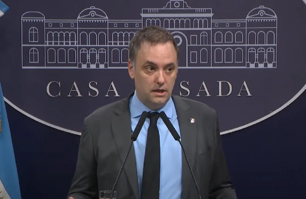 ADORNI AMENAZA CON SUBIR IMPUESTOS Y RECORTAR PLANES POR UNIVERSIDADES