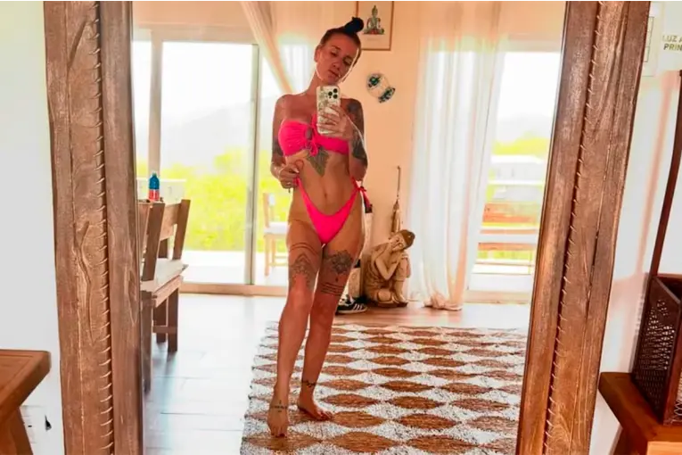 FLOR PEÑA ANTICIPÓ EL VERANO CON UNA BIKINI DIMINUTA EN EL NORTE ARGENTINO