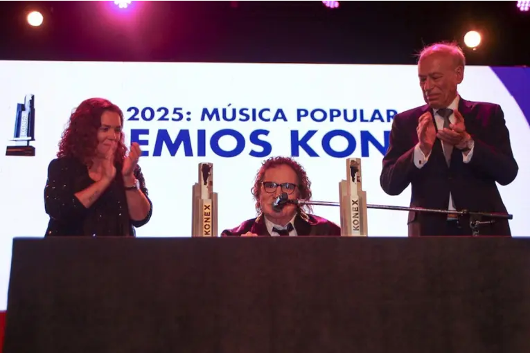 CHARLY GARCÍA RECIBIÓ EL KONEX DE BRILLANTE EN UNA EMOTIVA CEREMONIA