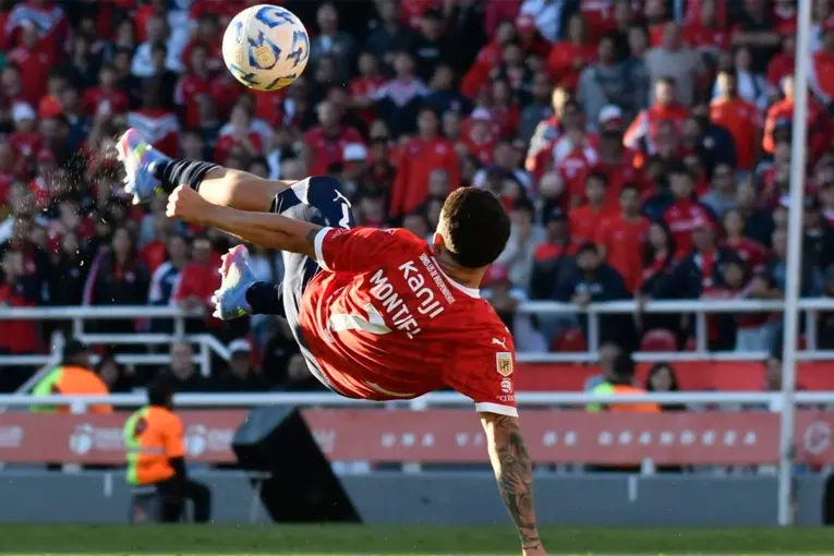 SANTIAGO MONTIEL GANÓ EL PREMIO PUSKÁS POR UNA CHILENA INOLVIDABLE CON INDEPENDIENTE