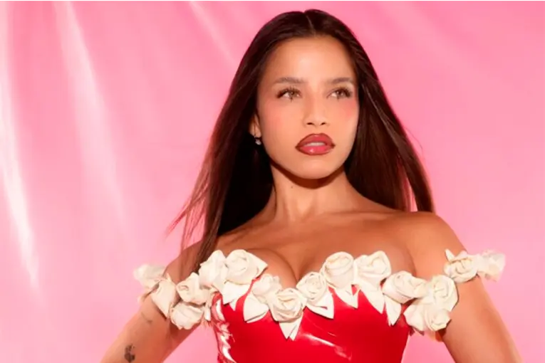 EMILIA MERNES SORPRENDIÓ CON UNA REVERSIÓN DE UN CLÁSICO DE CHRISTINA AGUILERA