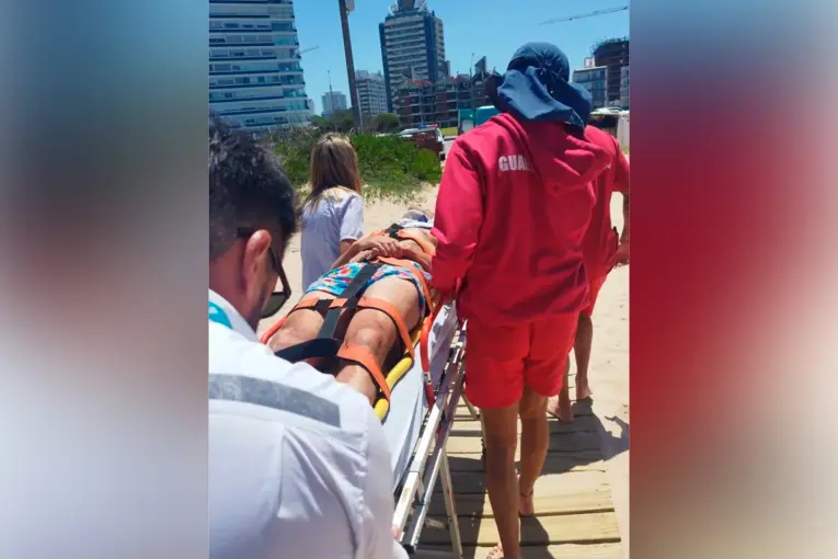 TURISTA ARGENTINO FUE INTERNADO EN PUNTA DEL ESTE TRAS SER GOLPEADO POR UNA OLA