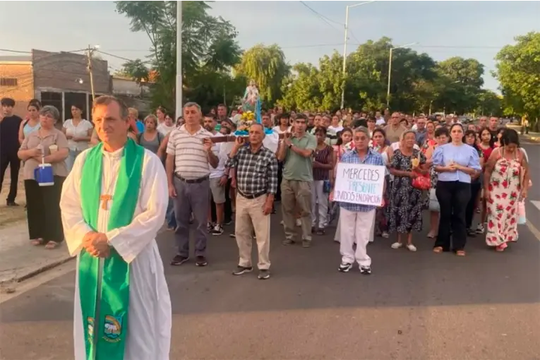 CORRIENTES: REALIZARON UN VÍA CRUCIS POR EL CIERRE DE UNA TEXTIL QUE DEJÓ 264 DESPEDIDOS