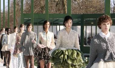 Dior otoño-invierno 2026/2027: elegancia, flores y feminidad en París