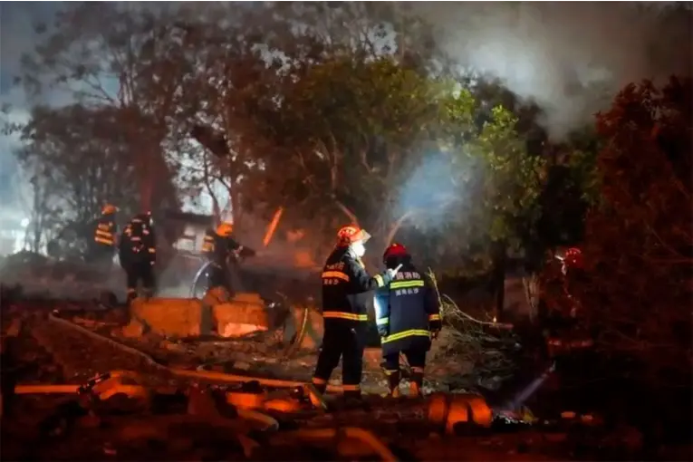 Explosión en fábrica de pirotecnia en China dejó 37 muertos