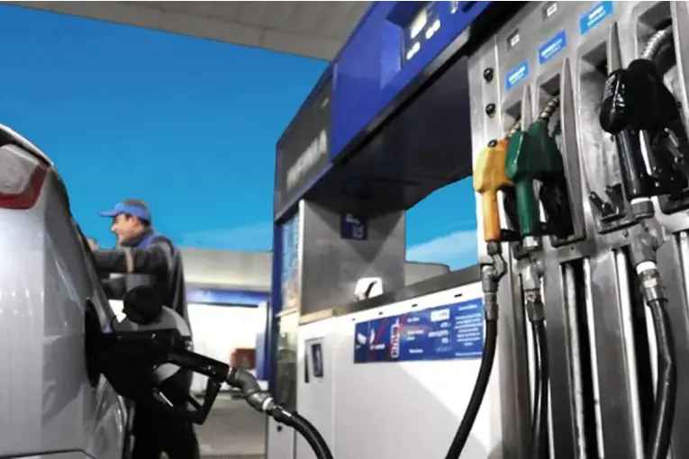 Combustibles: subieron 558% y un salario compra 38% menos nafta