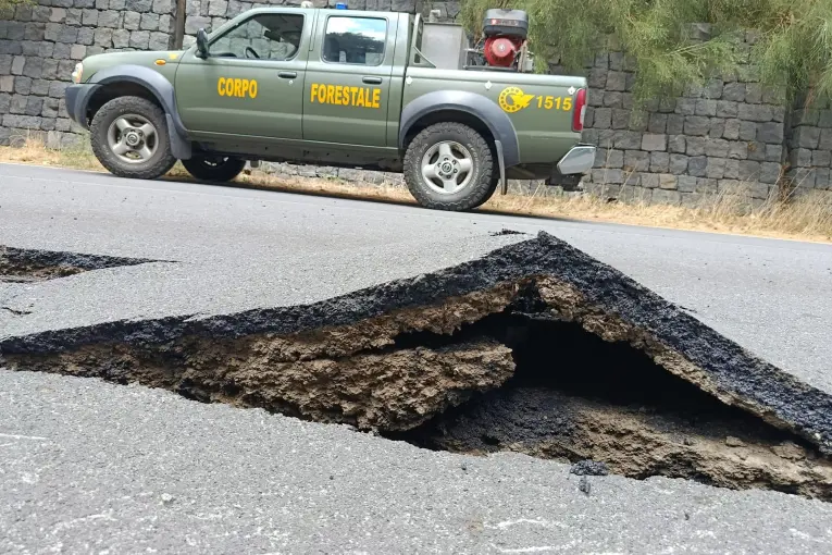 Sismo de 3,9 cerca del Etna: daños en una ruta de Sicilia