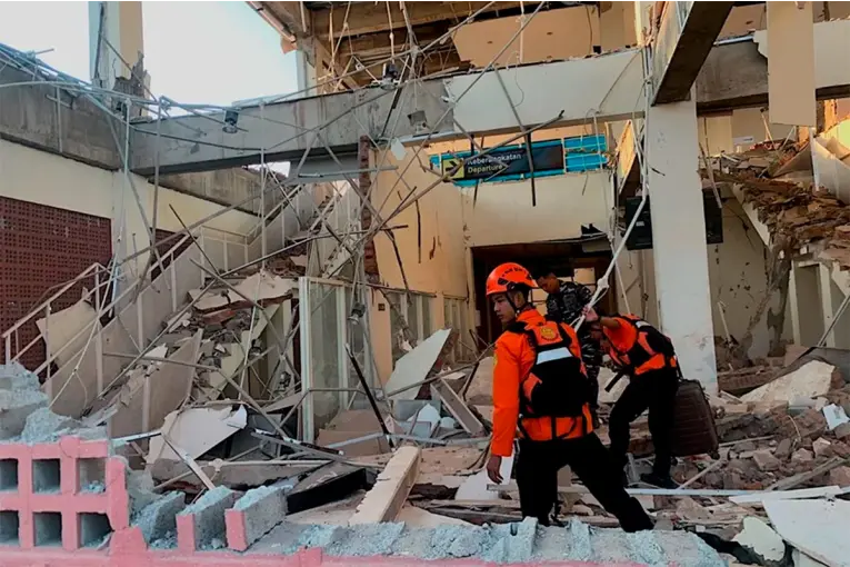 Terremoto de 7,7 en Indonesia: 38 muertos y 2.000 evacuados