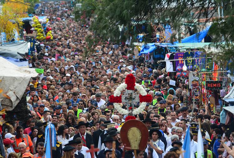 MULTITUDINARIA PROCESIÓN EN HONOR AL CRISTO DE LA QUEBRADA