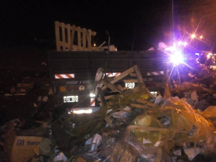 VOLCÓ UN ACOPLADO QUE SE DESPRENDIÓ DE UN CAMIÓN QUE CIRCULABA EN LA AUTOPISTA DE LAS SERRANÍAS PUNTANAS