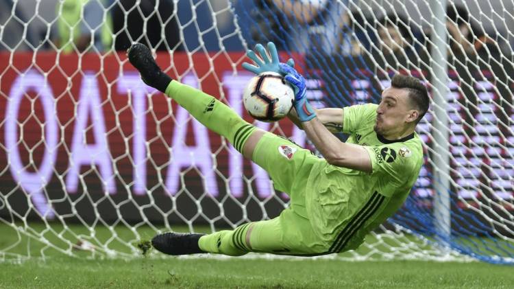 CON UN ARMANI ILUMINADO, RIVER PASÓ POR PENALES EN BRASIL